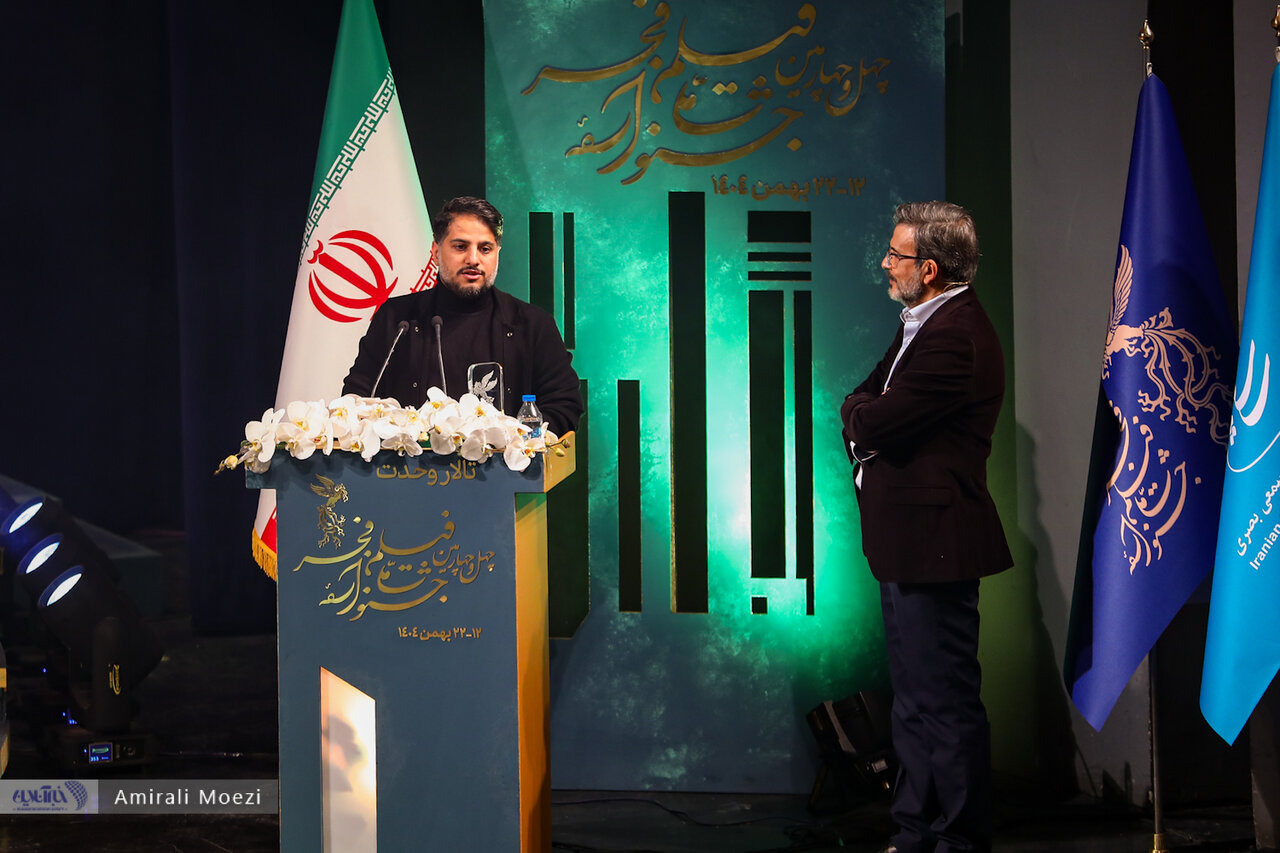 اهدای جوایز برندگان جشنواره فجر توسط پزشکیان اهدای جوایز برندگان جشنواره فجر توسط پزشکیان