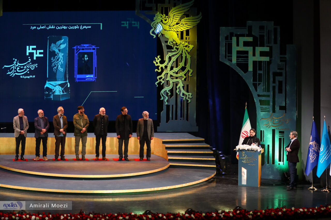 اهدای جوایز برندگان جشنواره فجر توسط پزشکیان اهدای جوایز برندگان جشنواره فجر توسط پزشکیان