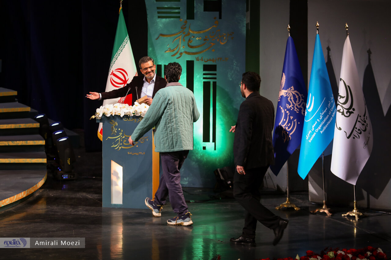 اهدای جوایز برندگان جشنواره فجر توسط پزشکیان اهدای جوایز برندگان جشنواره فجر توسط پزشکیان