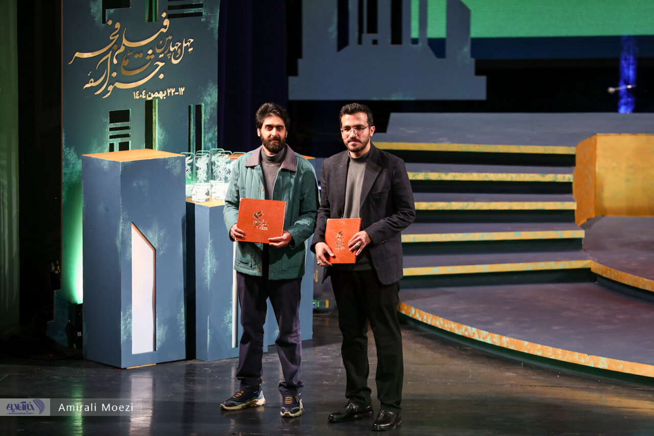 اهدای جوایز برندگان جشنواره فجر توسط پزشکیان اهدای جوایز برندگان جشنواره فجر توسط پزشکیان