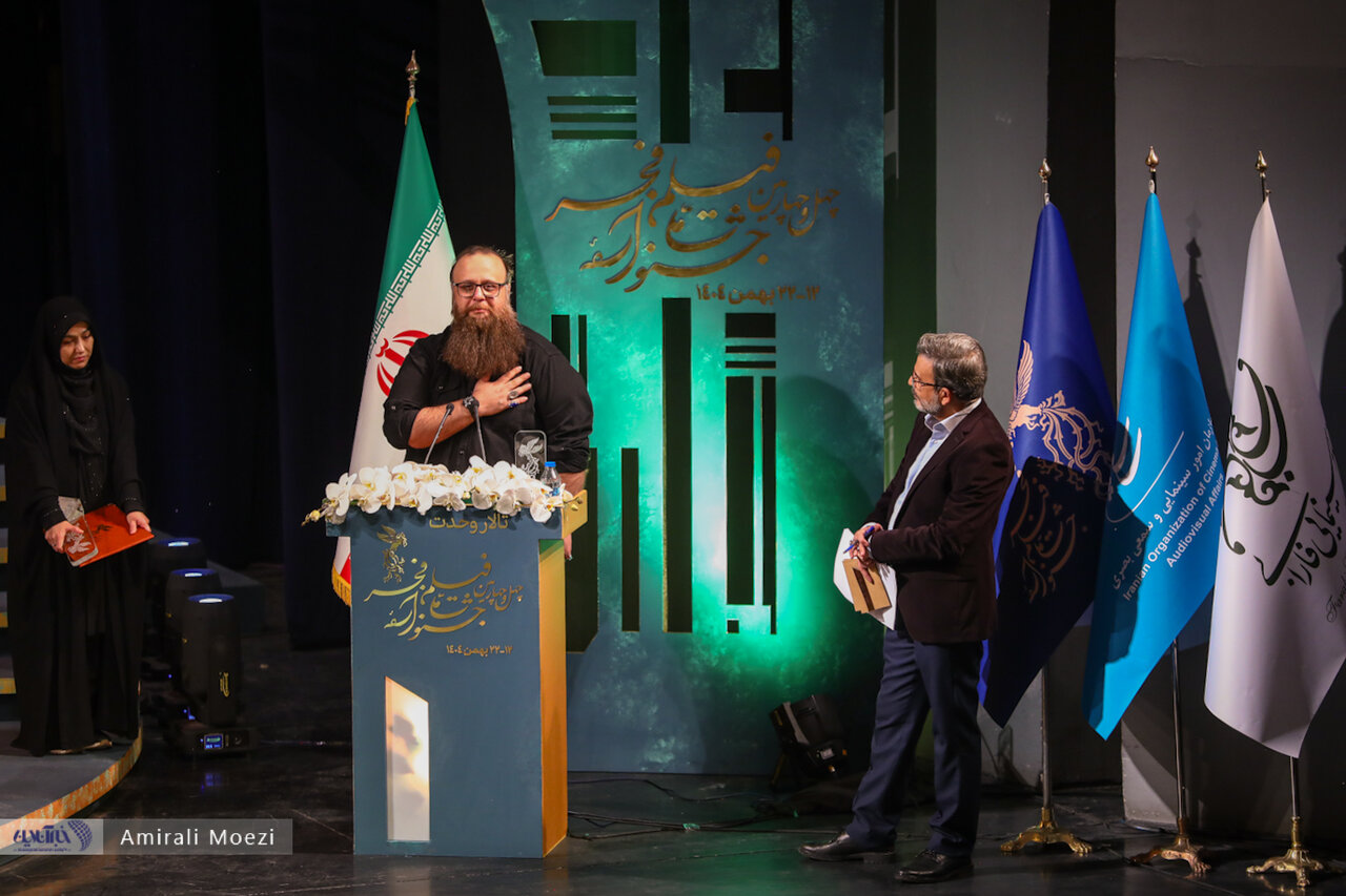 اهدای جوایز برندگان جشنواره فجر توسط پزشکیان اهدای جوایز برندگان جشنواره فجر توسط پزشکیان