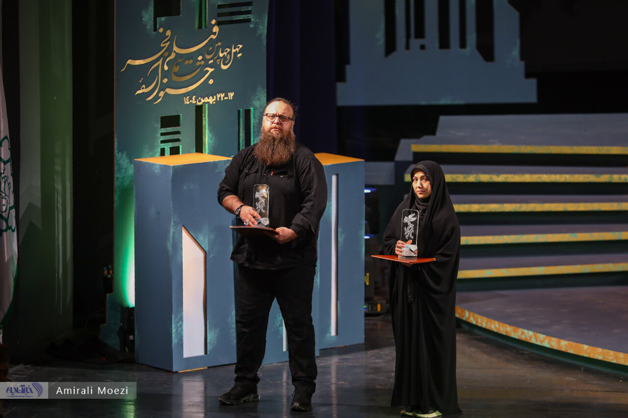 اهدای جوایز برندگان جشنواره فجر توسط پزشکیان اهدای جوایز برندگان جشنواره فجر توسط پزشکیان