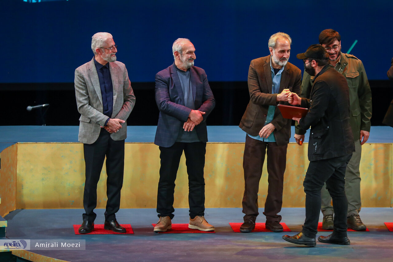 اهدای جوایز برندگان جشنواره فجر توسط پزشکیان اهدای جوایز برندگان جشنواره فجر توسط پزشکیان