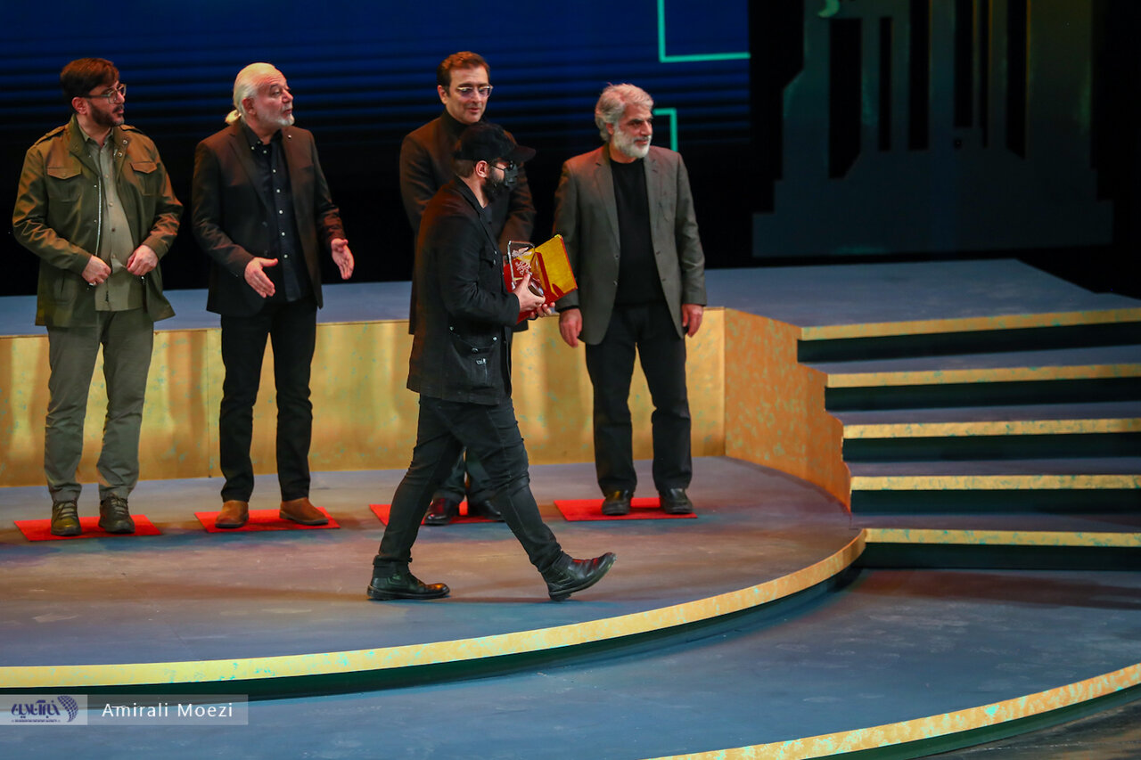 اهدای جوایز برندگان جشنواره فجر توسط پزشکیان اهدای جوایز برندگان جشنواره فجر توسط پزشکیان