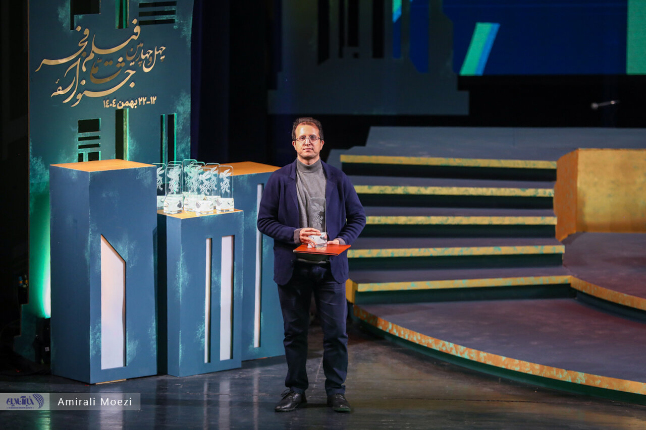 اهدای جوایز برندگان جشنواره فجر توسط پزشکیان اهدای جوایز برندگان جشنواره فجر توسط پزشکیان