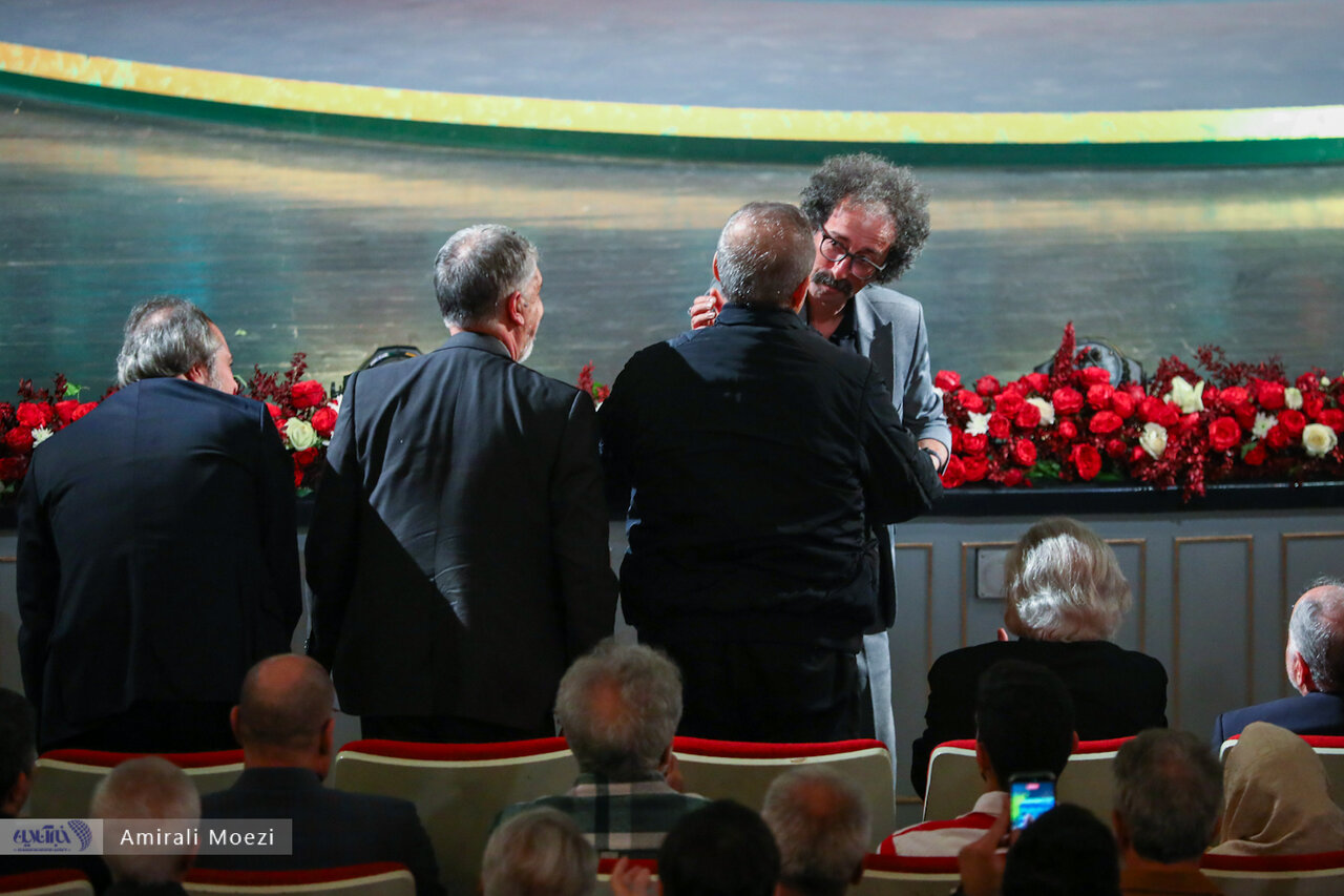 اهدای جوایز برندگان جشنواره فجر توسط پزشکیان اهدای جوایز برندگان جشنواره فجر توسط پزشکیان