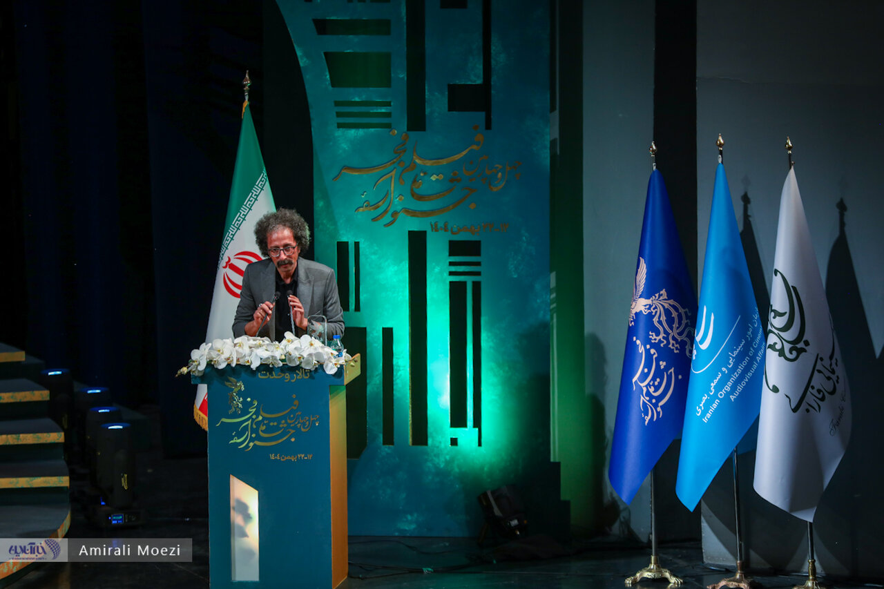 اهدای جوایز برندگان جشنواره فجر توسط پزشکیان اهدای جوایز برندگان جشنواره فجر توسط پزشکیان