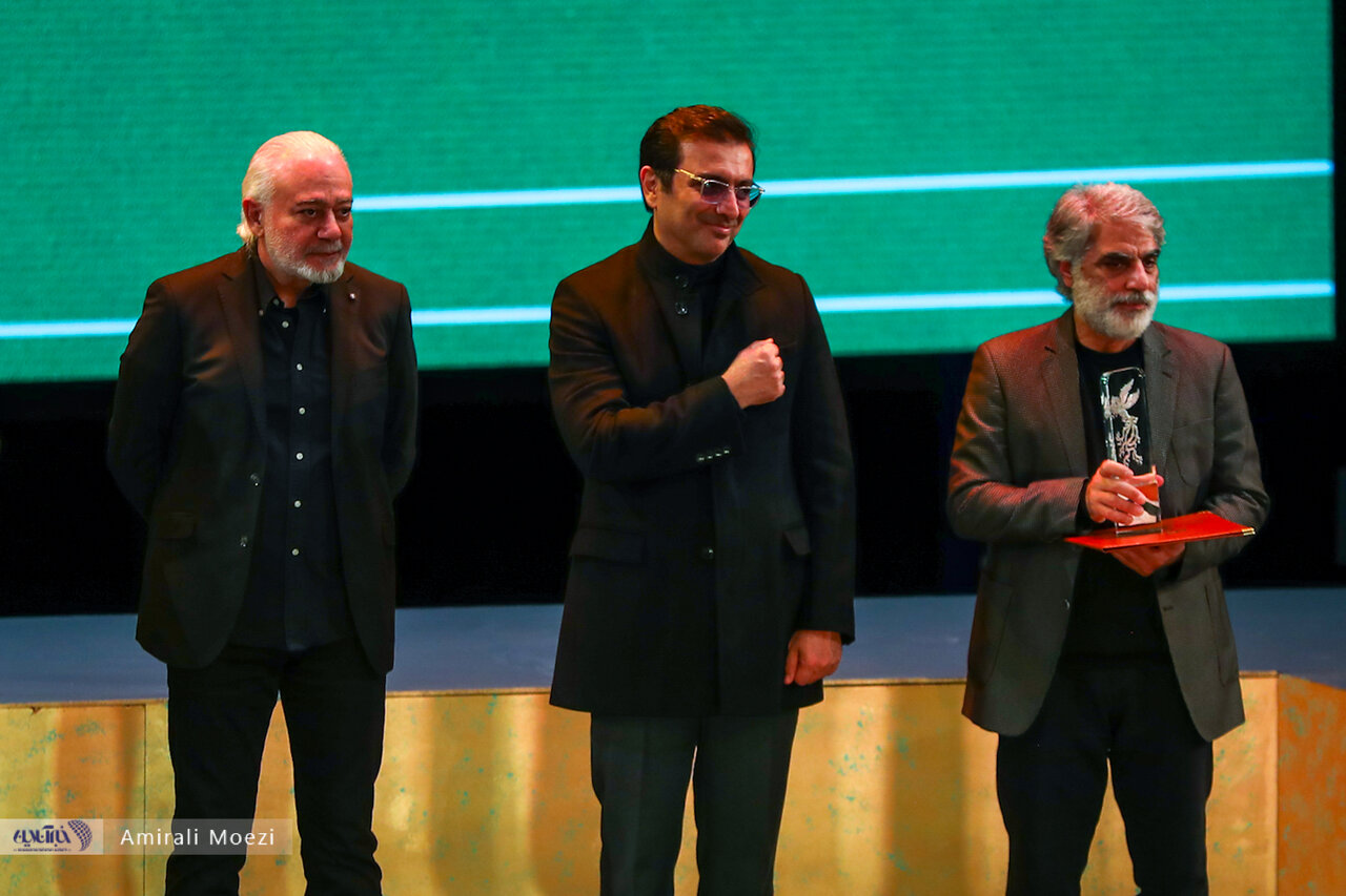 اهدای جوایز برندگان جشنواره فجر توسط پزشکیان اهدای جوایز برندگان جشنواره فجر توسط پزشکیان