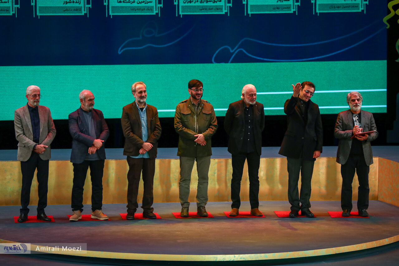 اهدای جوایز برندگان جشنواره فجر توسط پزشکیان اهدای جوایز برندگان جشنواره فجر توسط پزشکیان