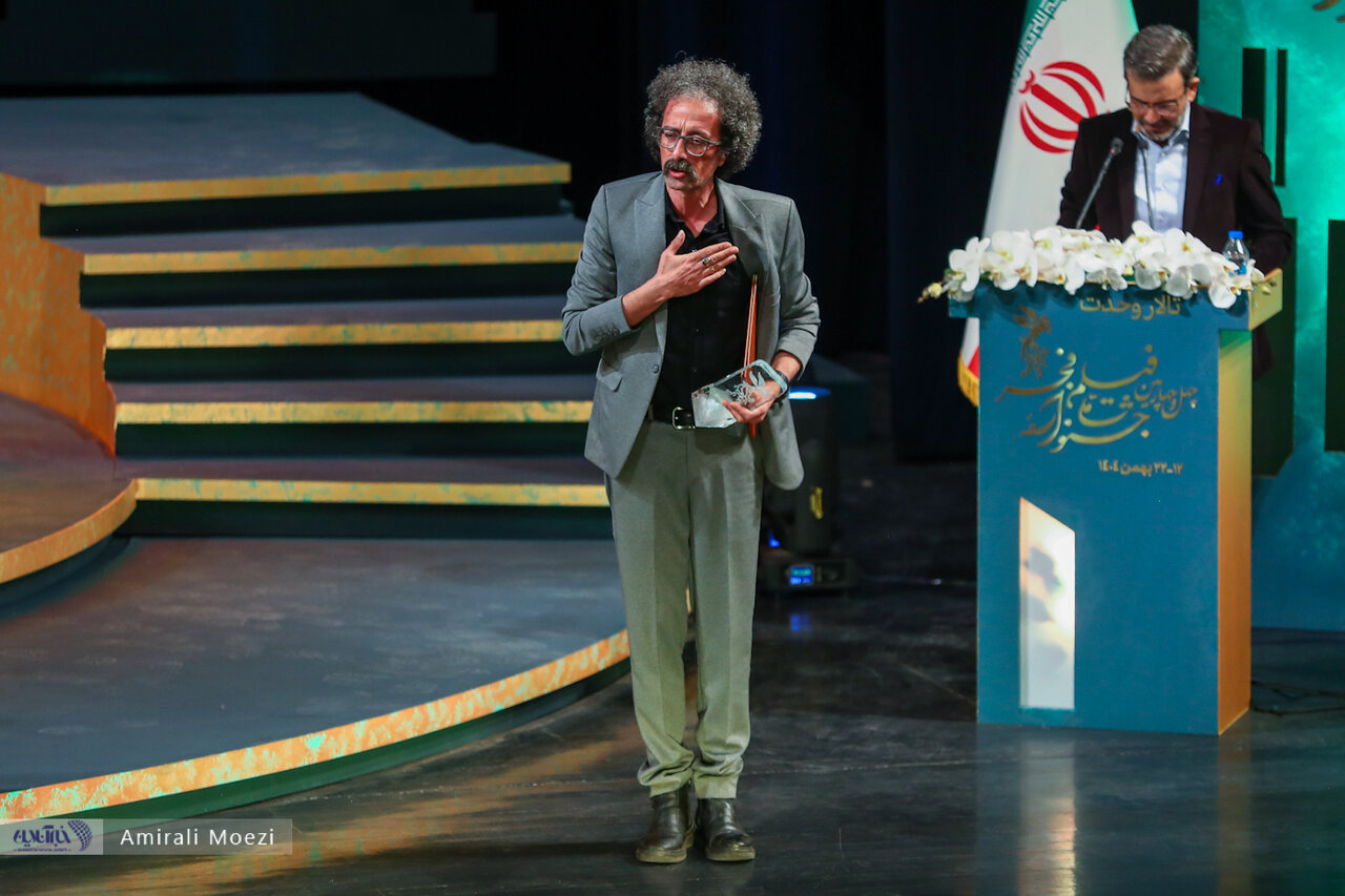 اهدای جوایز برندگان جشنواره فجر توسط پزشکیان اهدای جوایز برندگان جشنواره فجر توسط پزشکیان