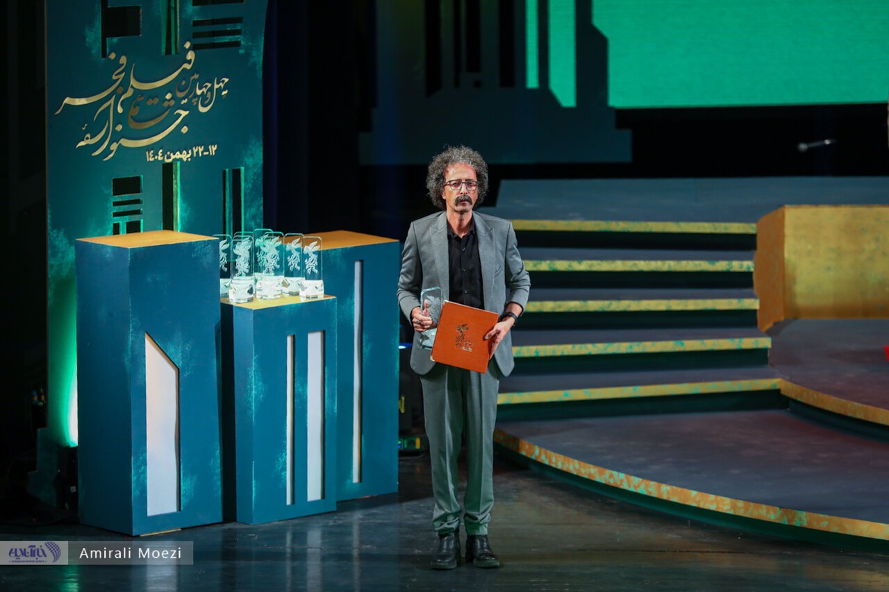 اهدای جوایز برندگان جشنواره فجر توسط پزشکیان اهدای جوایز برندگان جشنواره فجر توسط پزشکیان