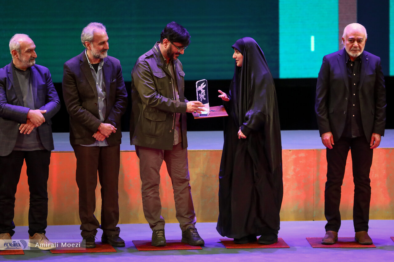 اهدای جوایز برندگان جشنواره فجر توسط پزشکیان اهدای جوایز برندگان جشنواره فجر توسط پزشکیان