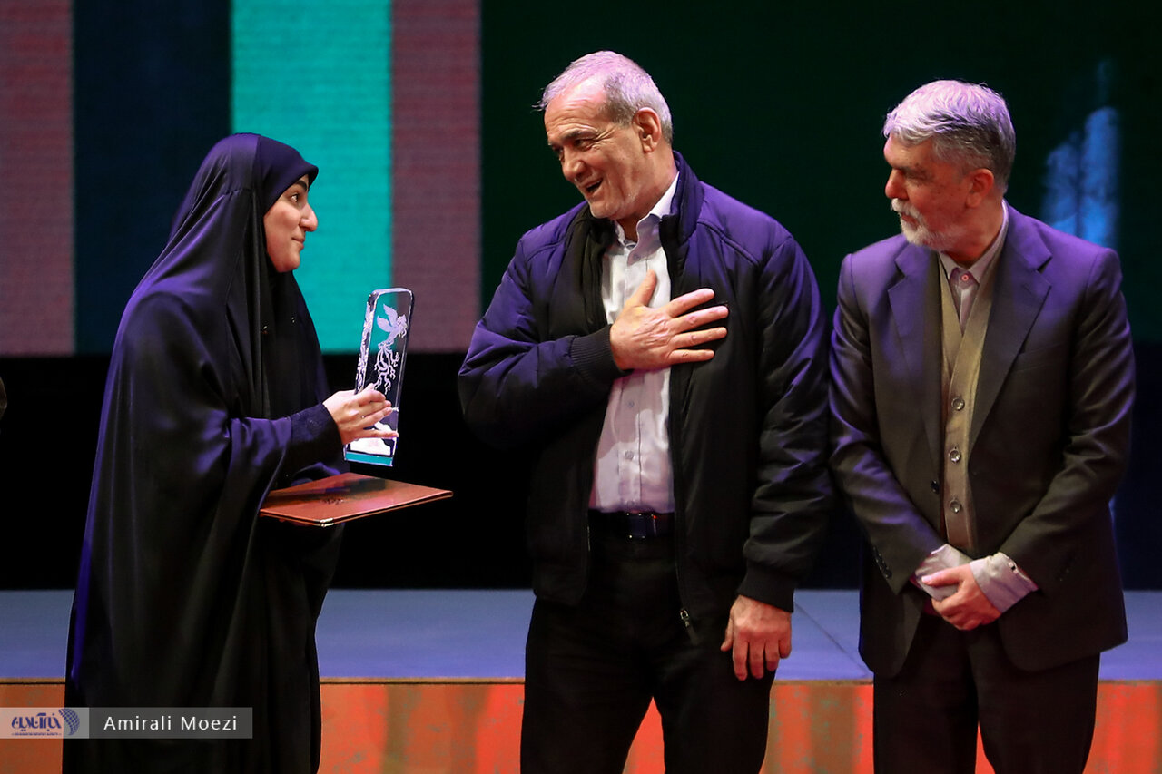 اهدای جوایز برندگان جشنواره فجر توسط پزشکیان اهدای جوایز برندگان جشنواره فجر توسط پزشکیان