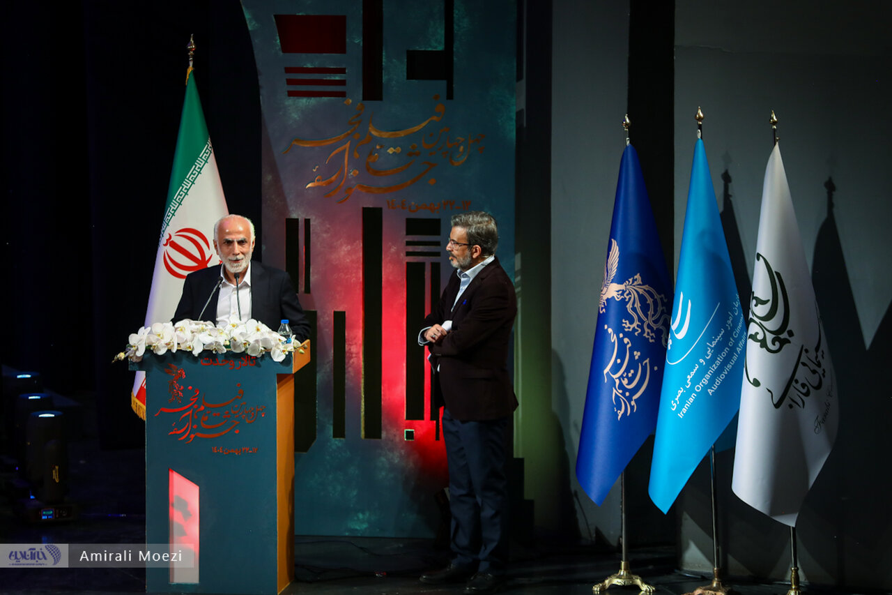 اهدای جوایز برندگان جشنواره فجر توسط پزشکیان اهدای جوایز برندگان جشنواره فجر توسط پزشکیان