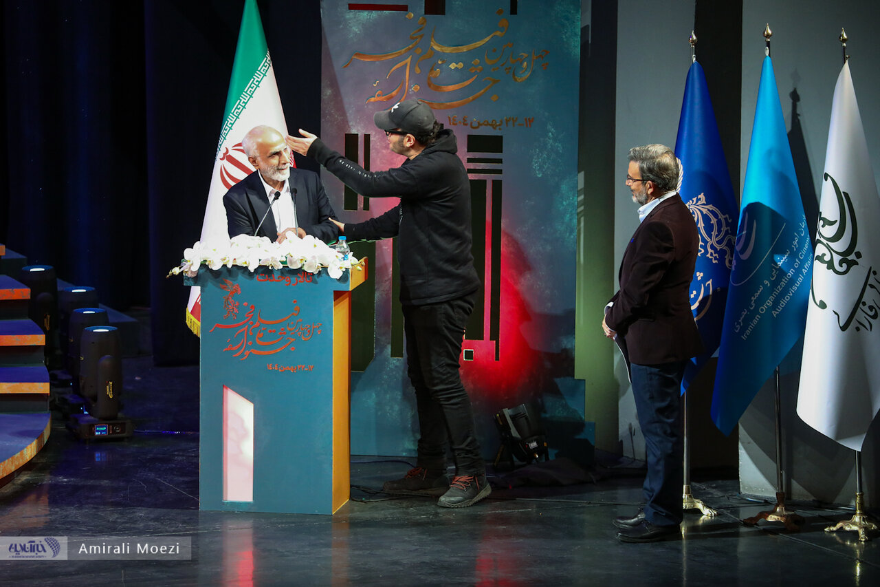 اهدای جوایز برندگان جشنواره فجر توسط پزشکیان اهدای جوایز برندگان جشنواره فجر توسط پزشکیان