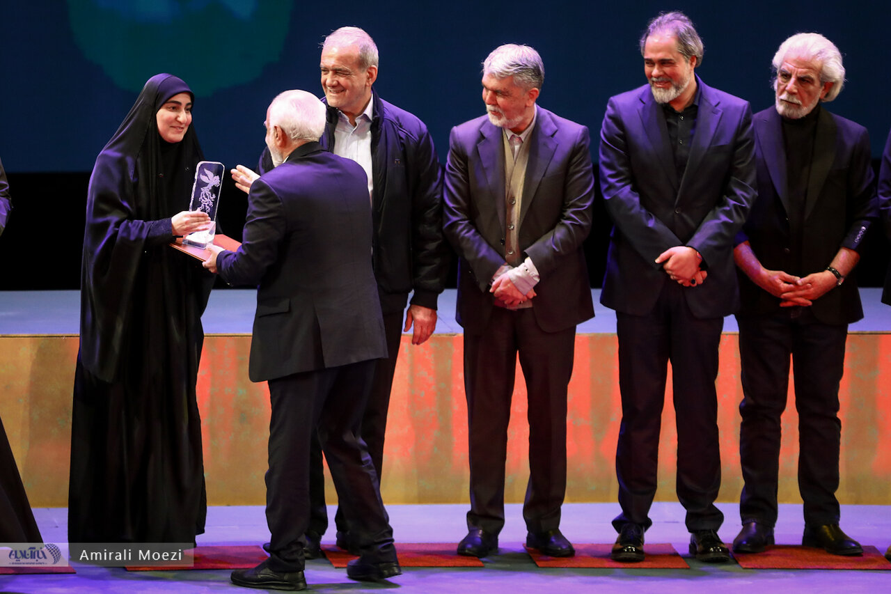 اهدای جوایز برندگان جشنواره فجر توسط پزشکیان اهدای جوایز برندگان جشنواره فجر توسط پزشکیان