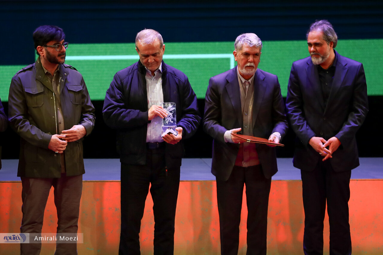اهدای جوایز برندگان جشنواره فجر توسط پزشکیان اهدای جوایز برندگان جشنواره فجر توسط پزشکیان