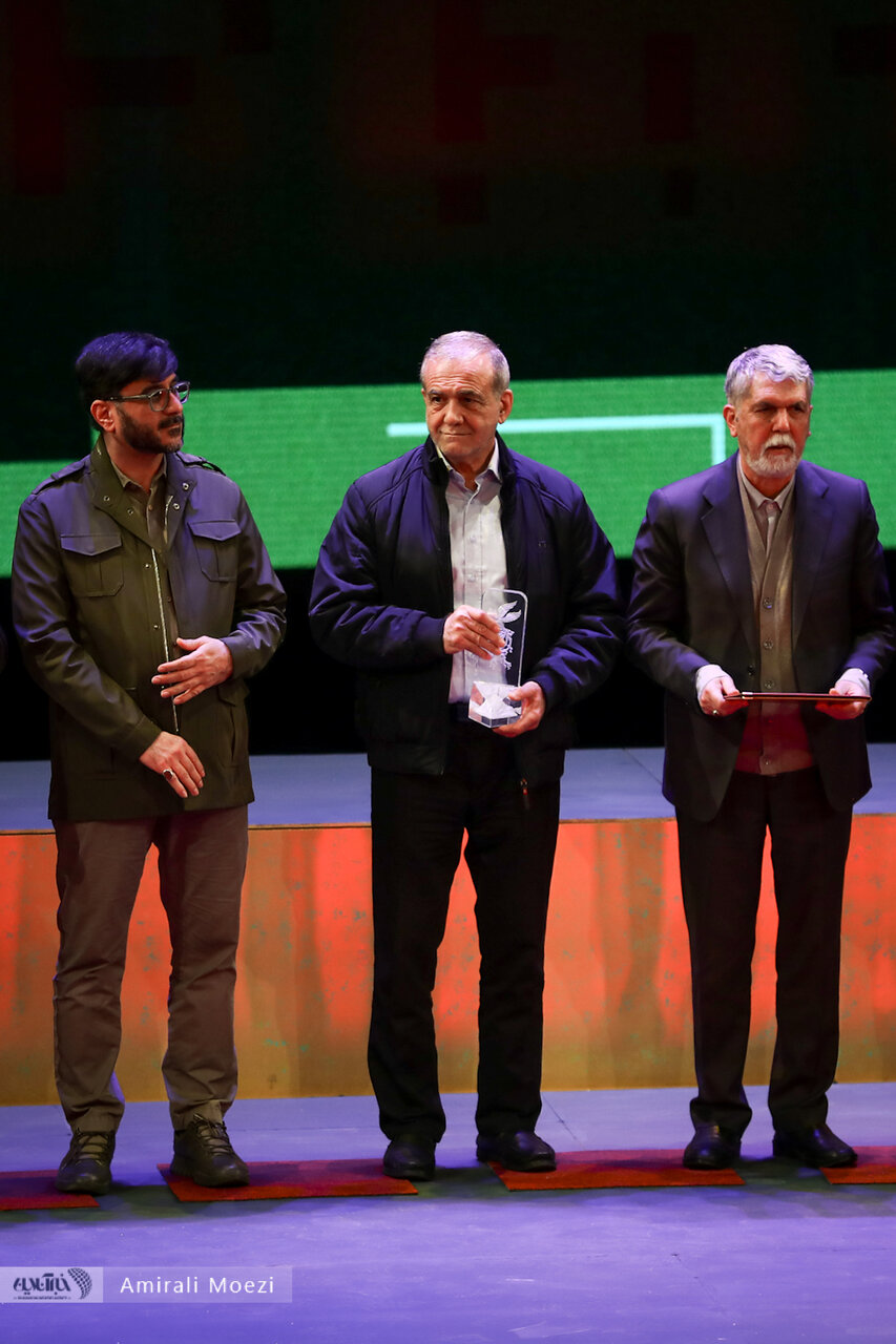 اهدای جوایز برندگان جشنواره فجر توسط پزشکیان اهدای جوایز برندگان جشنواره فجر توسط پزشکیان