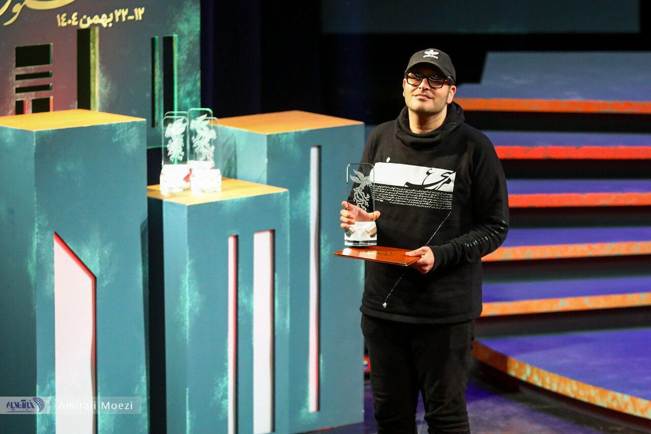 اهدای جوایز برندگان جشنواره فجر توسط پزشکیان اهدای جوایز برندگان جشنواره فجر توسط پزشکیان