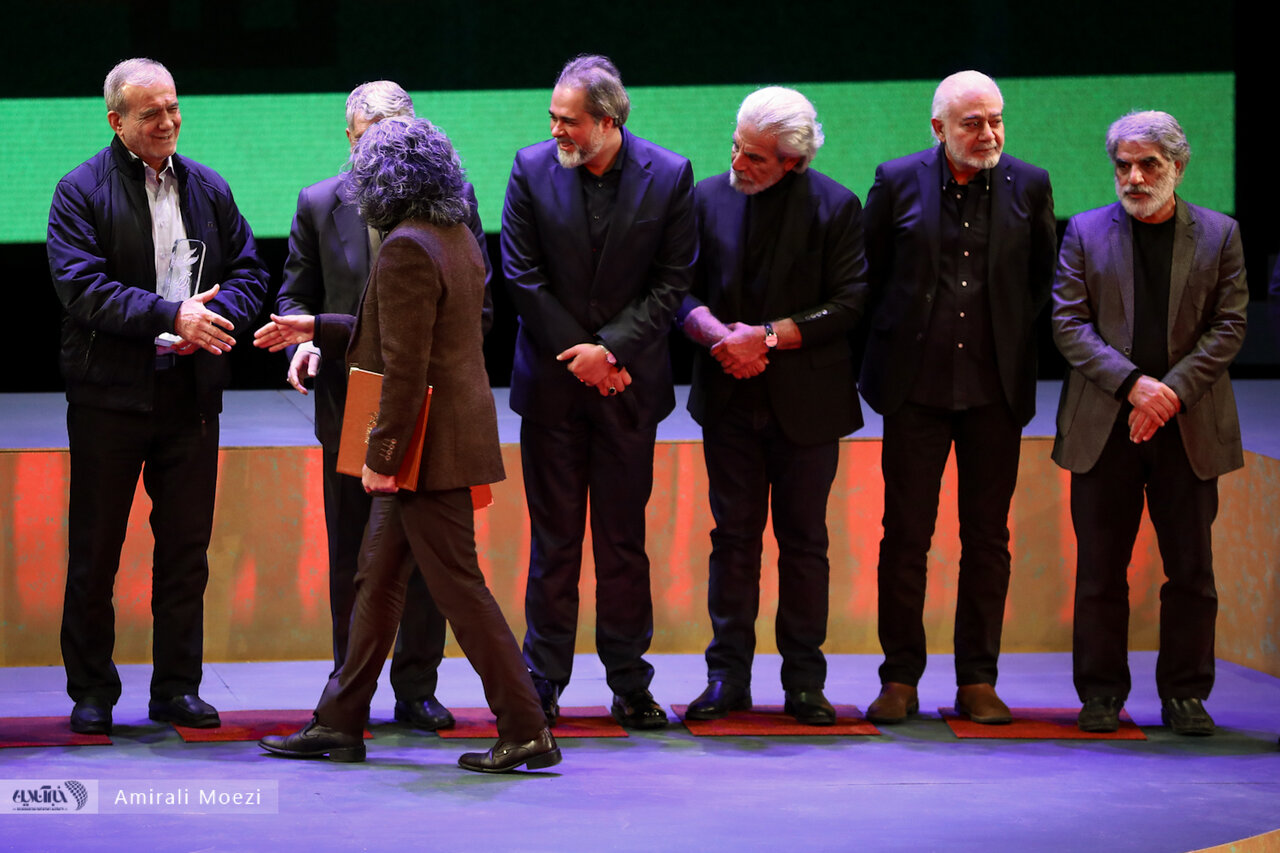 اهدای جوایز برندگان جشنواره فجر توسط پزشکیان اهدای جوایز برندگان جشنواره فجر توسط پزشکیان