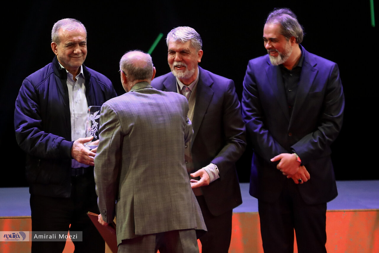 اهدای جوایز برندگان جشنواره فجر توسط پزشکیان اهدای جوایز برندگان جشنواره فجر توسط پزشکیان