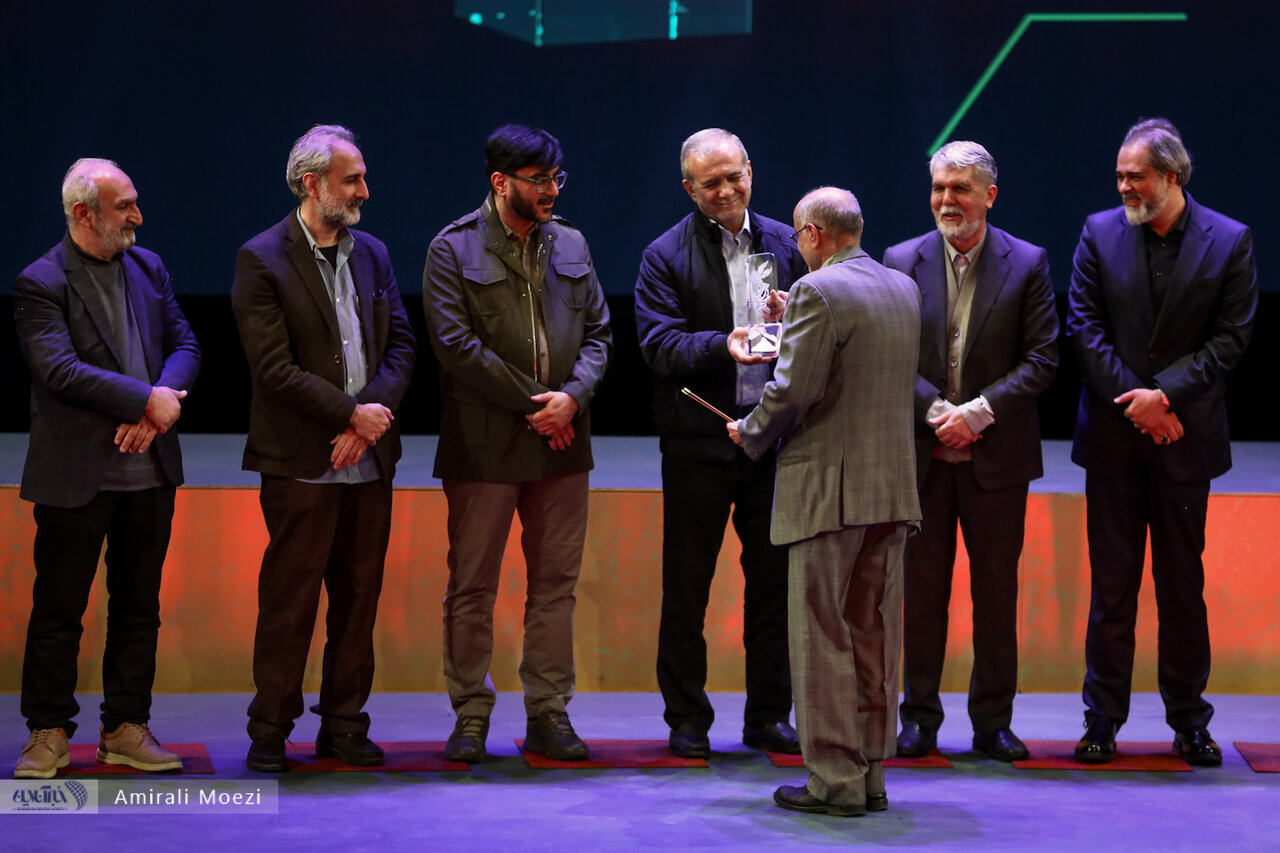 اهدای جوایز برندگان جشنواره فجر توسط پزشکیان اهدای جوایز برندگان جشنواره فجر توسط پزشکیان