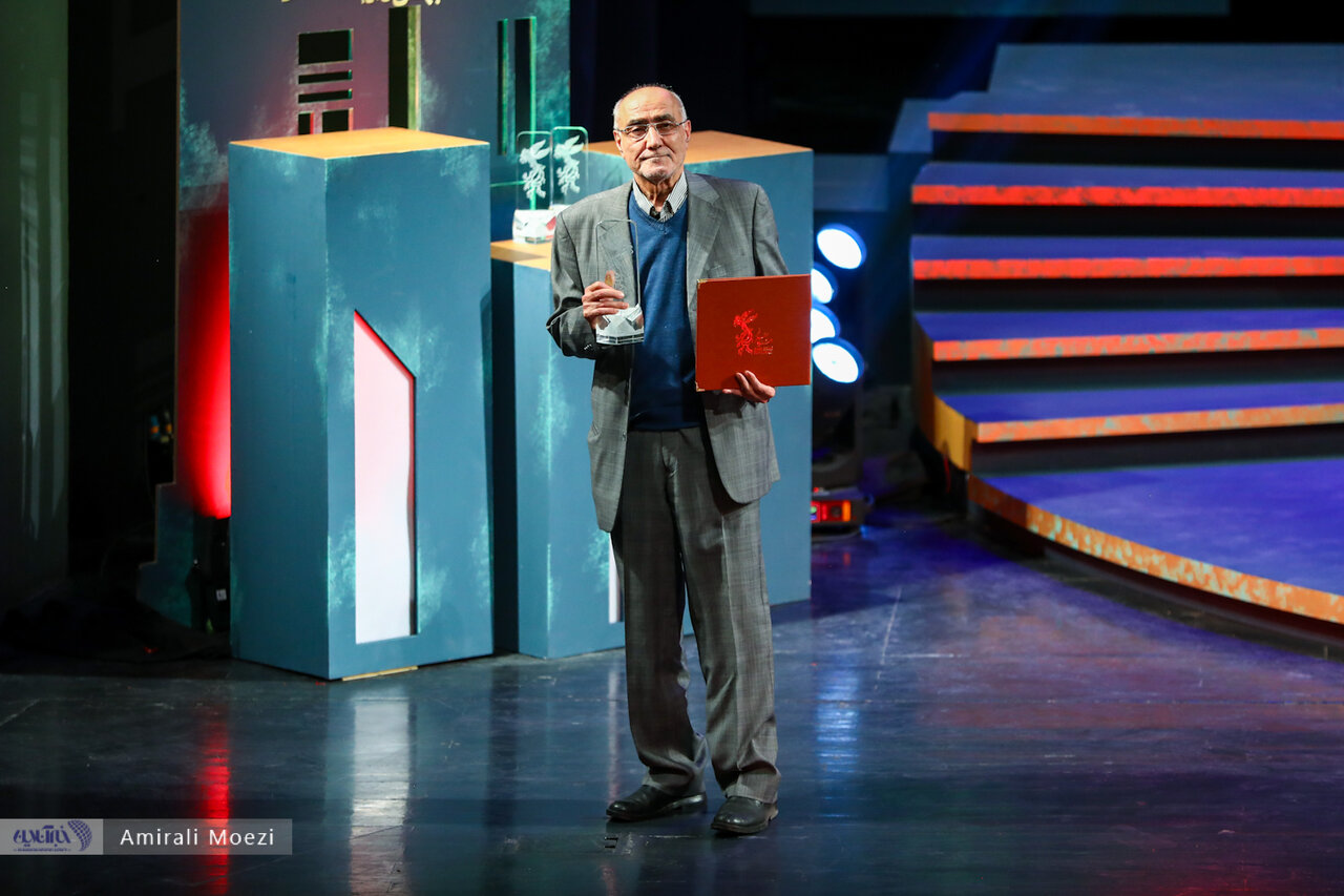 اهدای جوایز برندگان جشنواره فجر توسط پزشکیان اهدای جوایز برندگان جشنواره فجر توسط پزشکیان