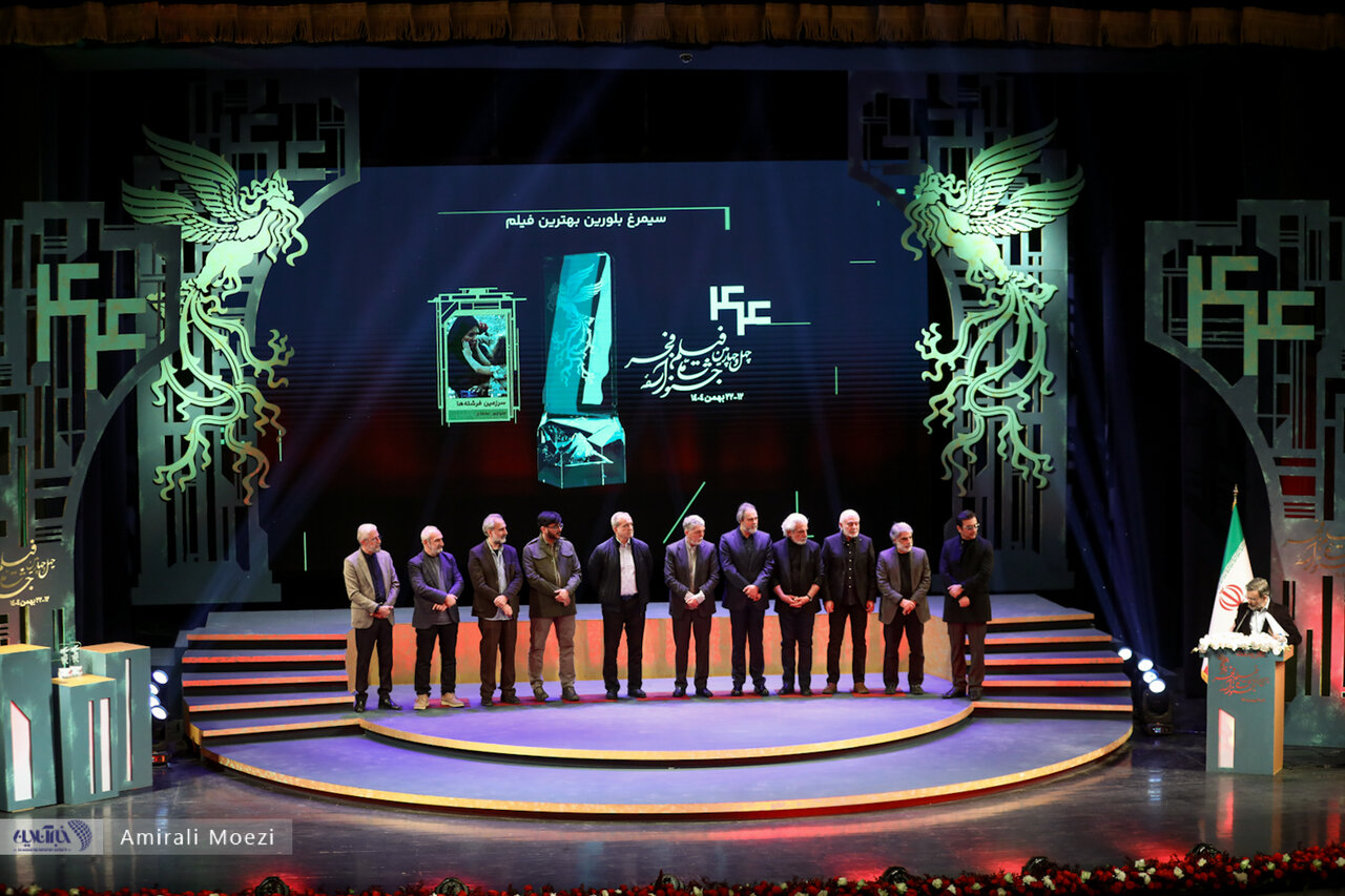 اهدای جوایز برندگان جشنواره فجر توسط پزشکیان اهدای جوایز برندگان جشنواره فجر توسط پزشکیان