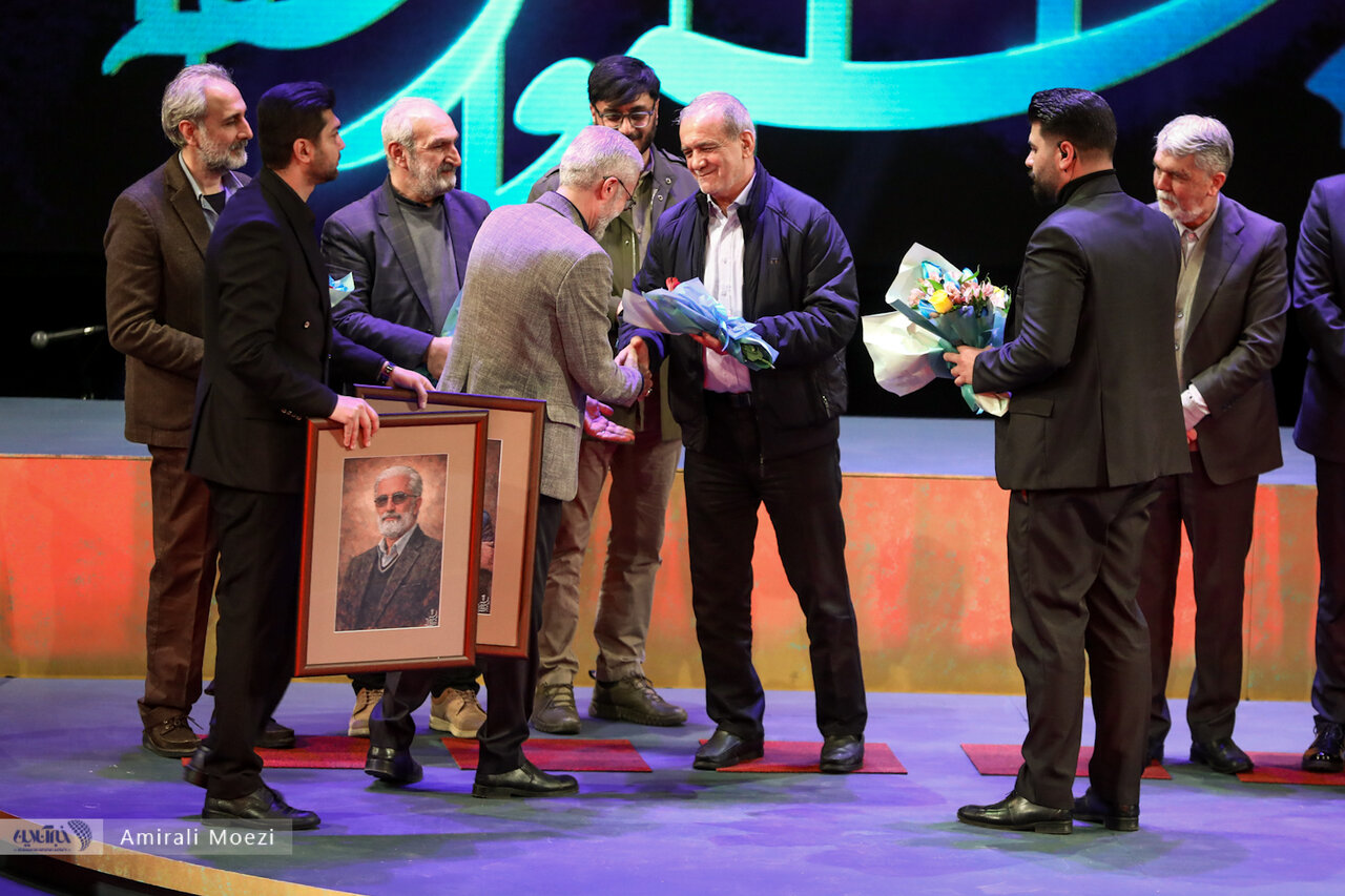 اهدای جوایز برندگان جشنواره فجر توسط پزشکیان اهدای جوایز برندگان جشنواره فجر توسط پزشکیان