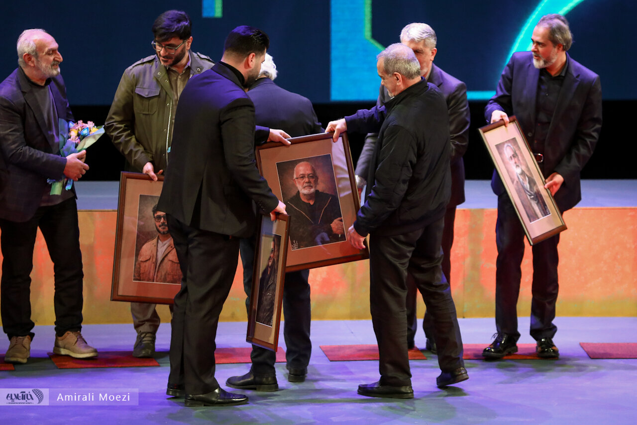 اهدای جوایز برندگان جشنواره فجر توسط پزشکیان اهدای جوایز برندگان جشنواره فجر توسط پزشکیان