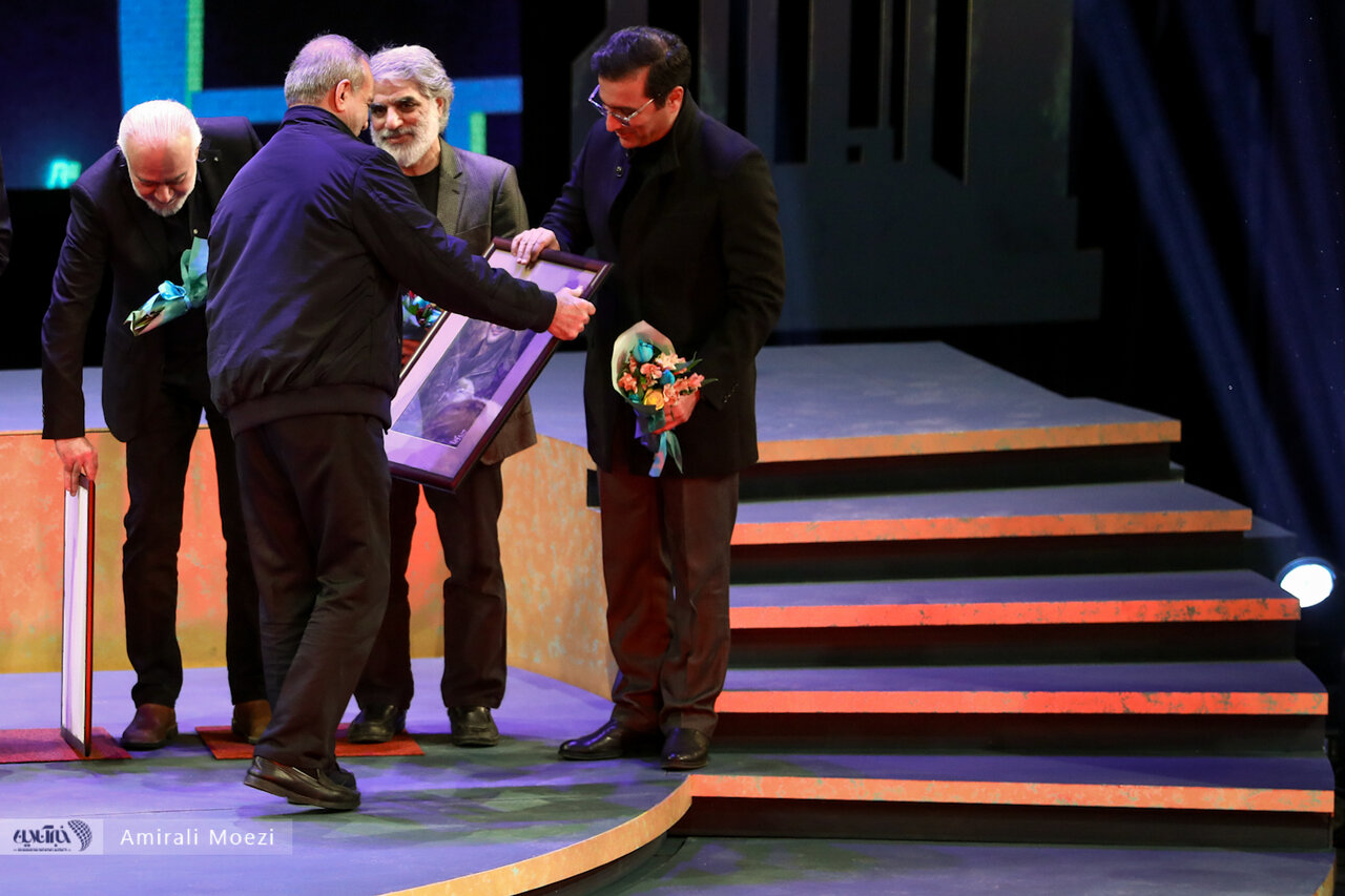 اهدای جوایز برندگان جشنواره فجر توسط پزشکیان اهدای جوایز برندگان جشنواره فجر توسط پزشکیان