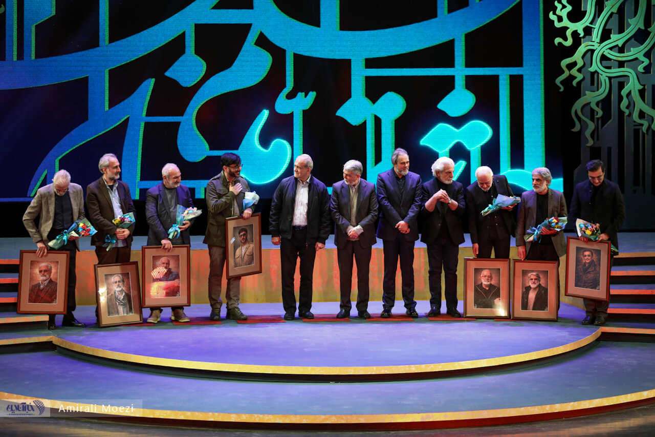 اهدای جوایز برندگان جشنواره فجر توسط پزشکیان اهدای جوایز برندگان جشنواره فجر توسط پزشکیان