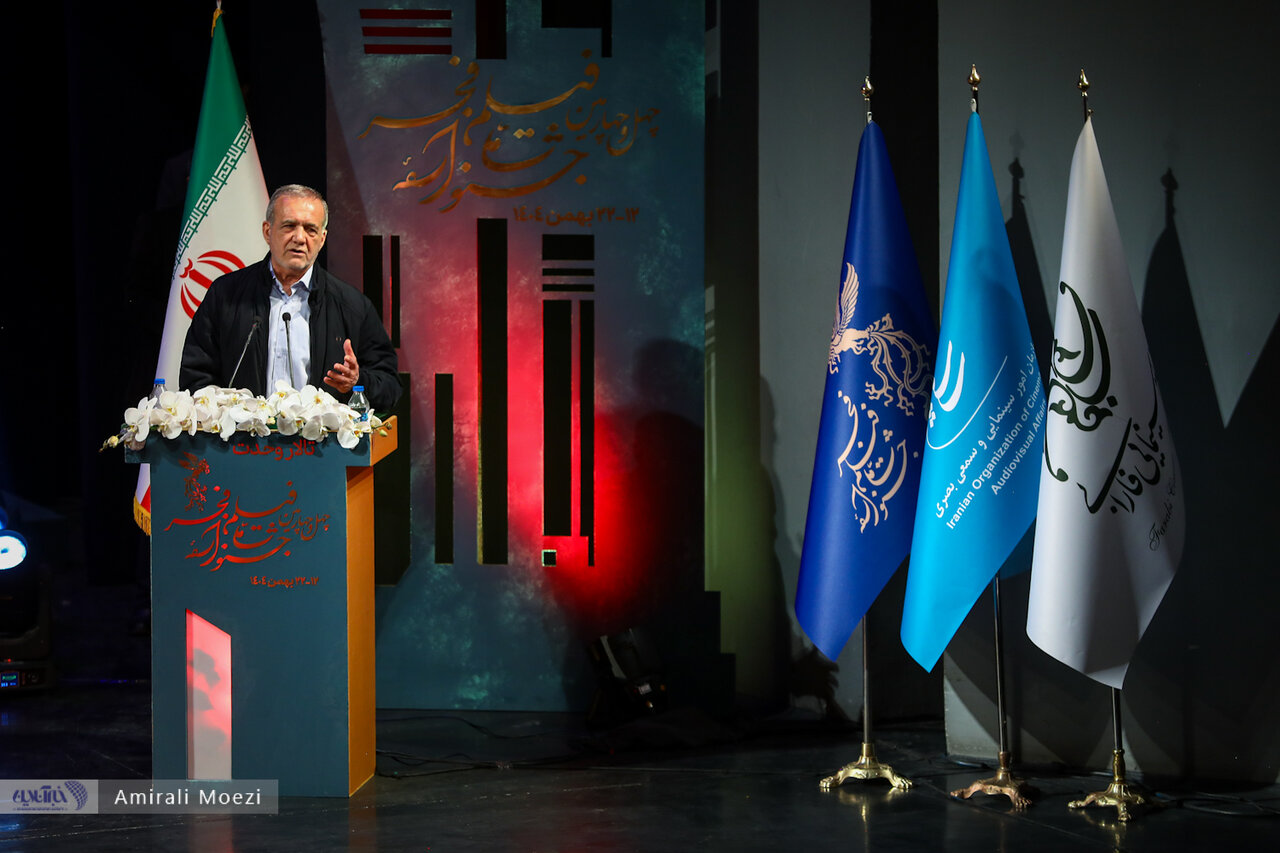 اهدای جوایز برندگان جشنواره فجر توسط پزشکیان اهدای جوایز برندگان جشنواره فجر توسط پزشکیان