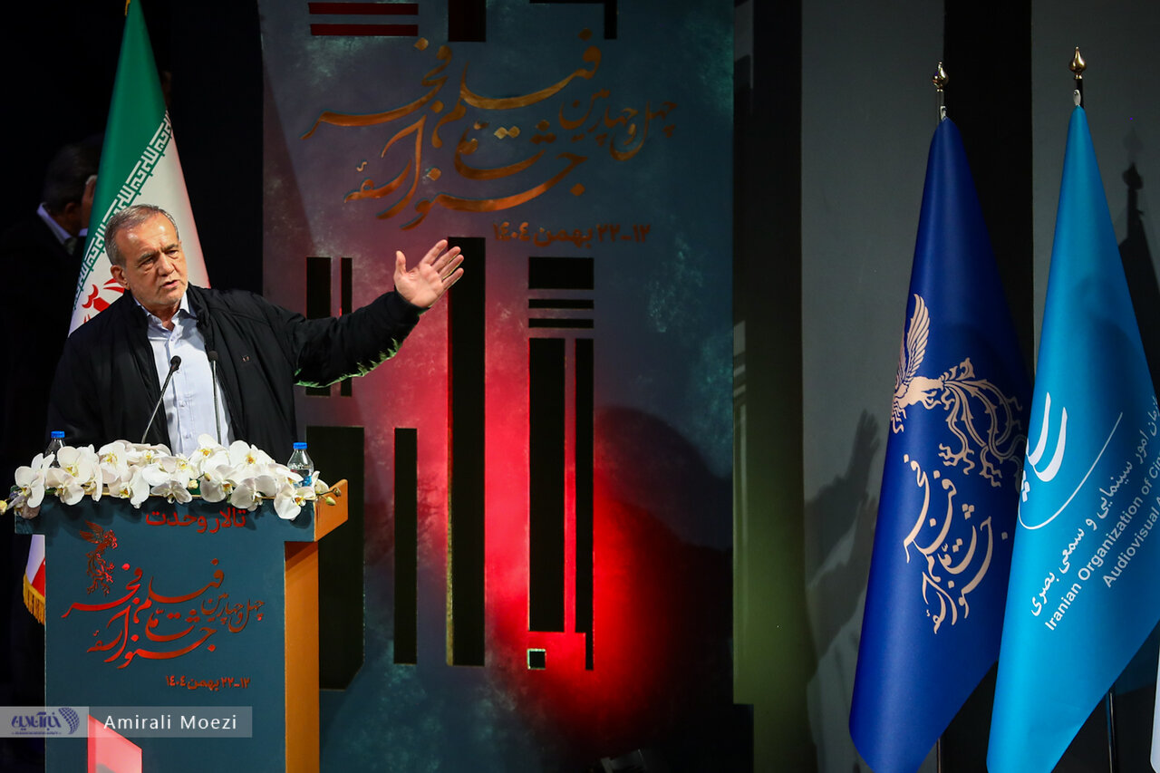 اهدای جوایز برندگان جشنواره فجر توسط پزشکیان اهدای جوایز برندگان جشنواره فجر توسط پزشکیان