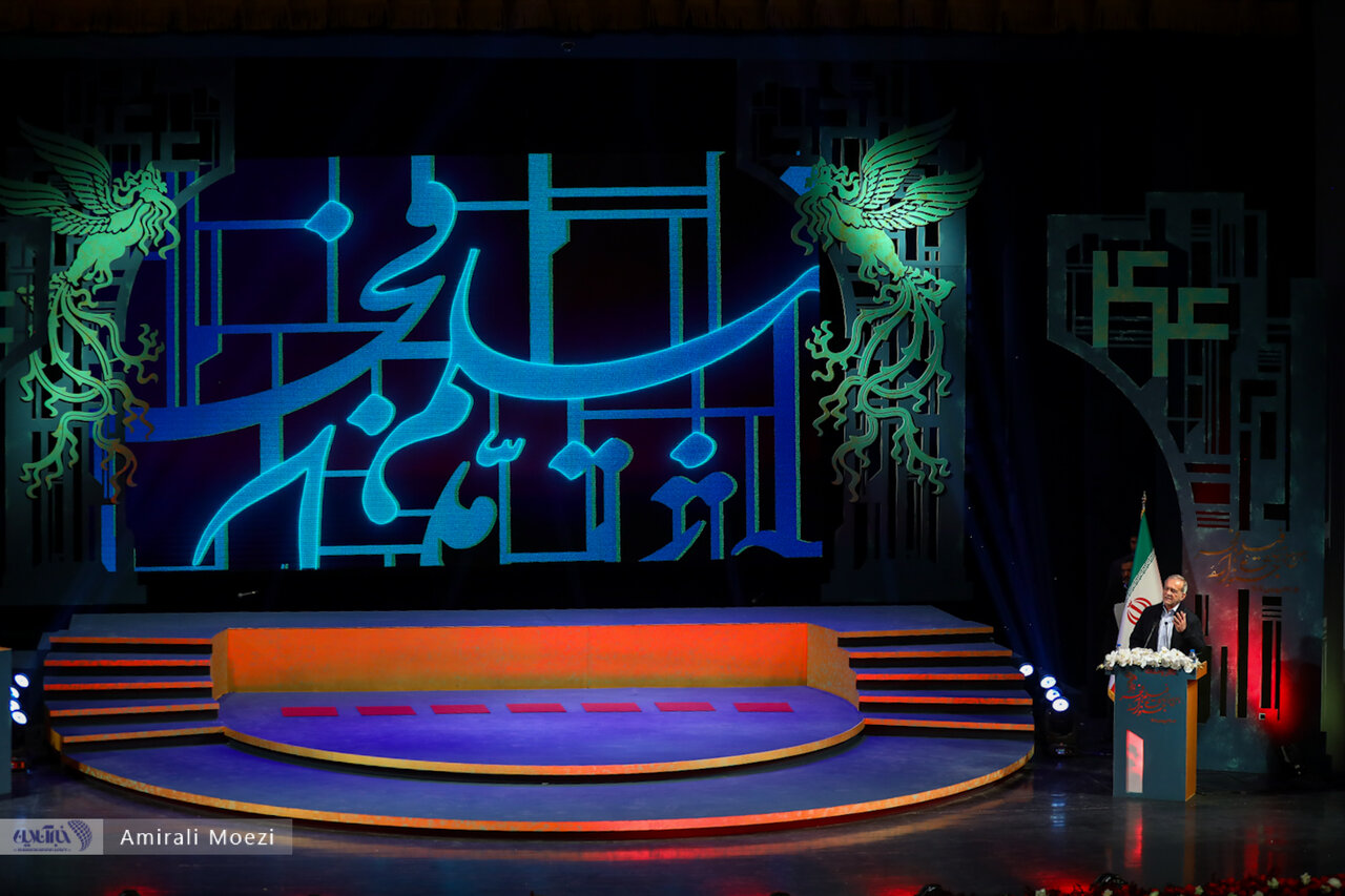 اهدای جوایز برندگان جشنواره فجر توسط پزشکیان اهدای جوایز برندگان جشنواره فجر توسط پزشکیان