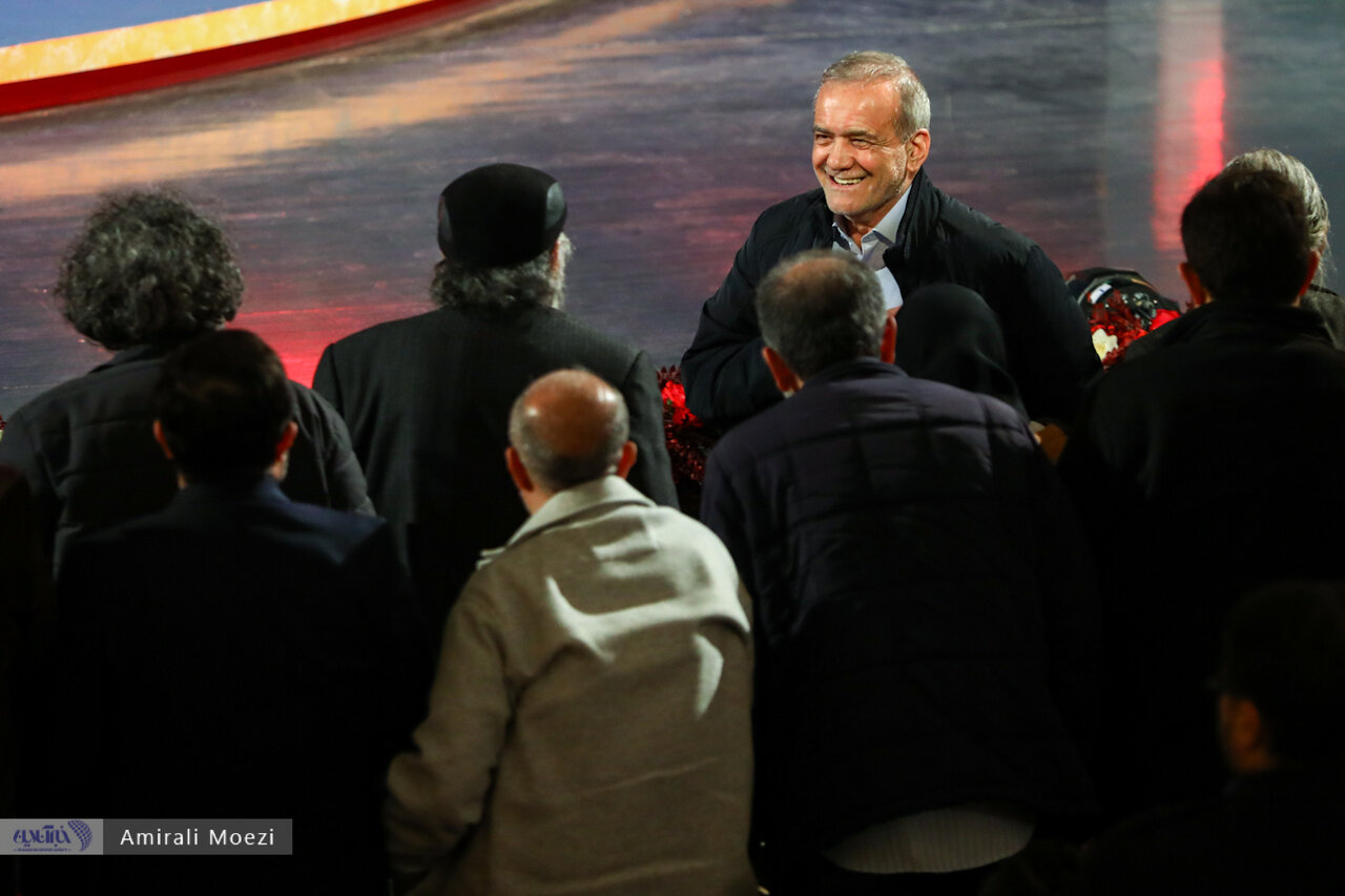 اهدای جوایز برندگان جشنواره فجر توسط پزشکیان اهدای جوایز برندگان جشنواره فجر توسط پزشکیان
