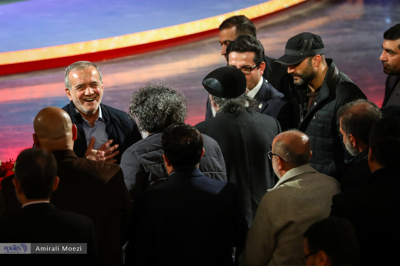 اهدای جوایز برندگان جشنواره فجر توسط پزشکیان اهدای جوایز برندگان جشنواره فجر توسط پزشکیان