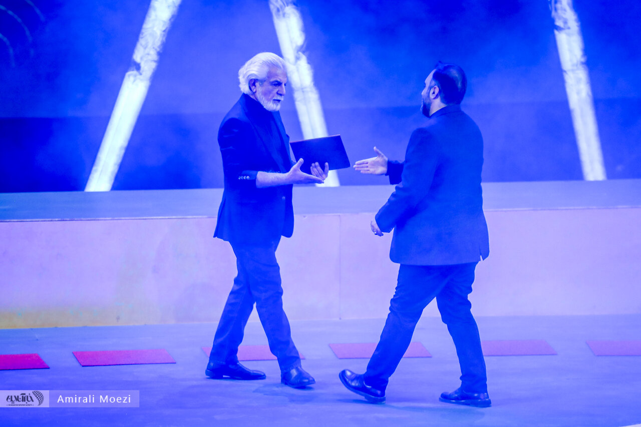 اهدای جوایز برندگان جشنواره فجر توسط پزشکیان اهدای جوایز برندگان جشنواره فجر توسط پزشکیان