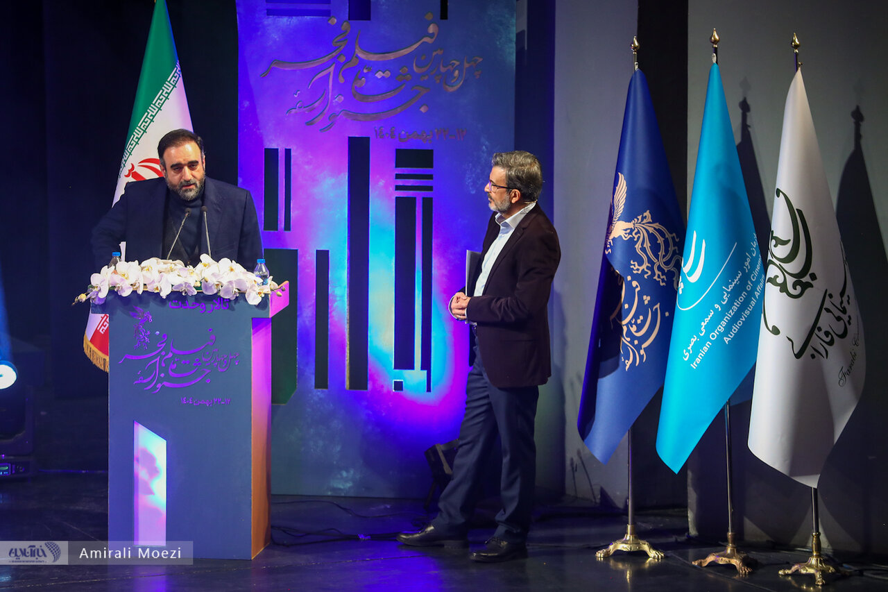 اهدای جوایز برندگان جشنواره فجر توسط پزشکیان اهدای جوایز برندگان جشنواره فجر توسط پزشکیان