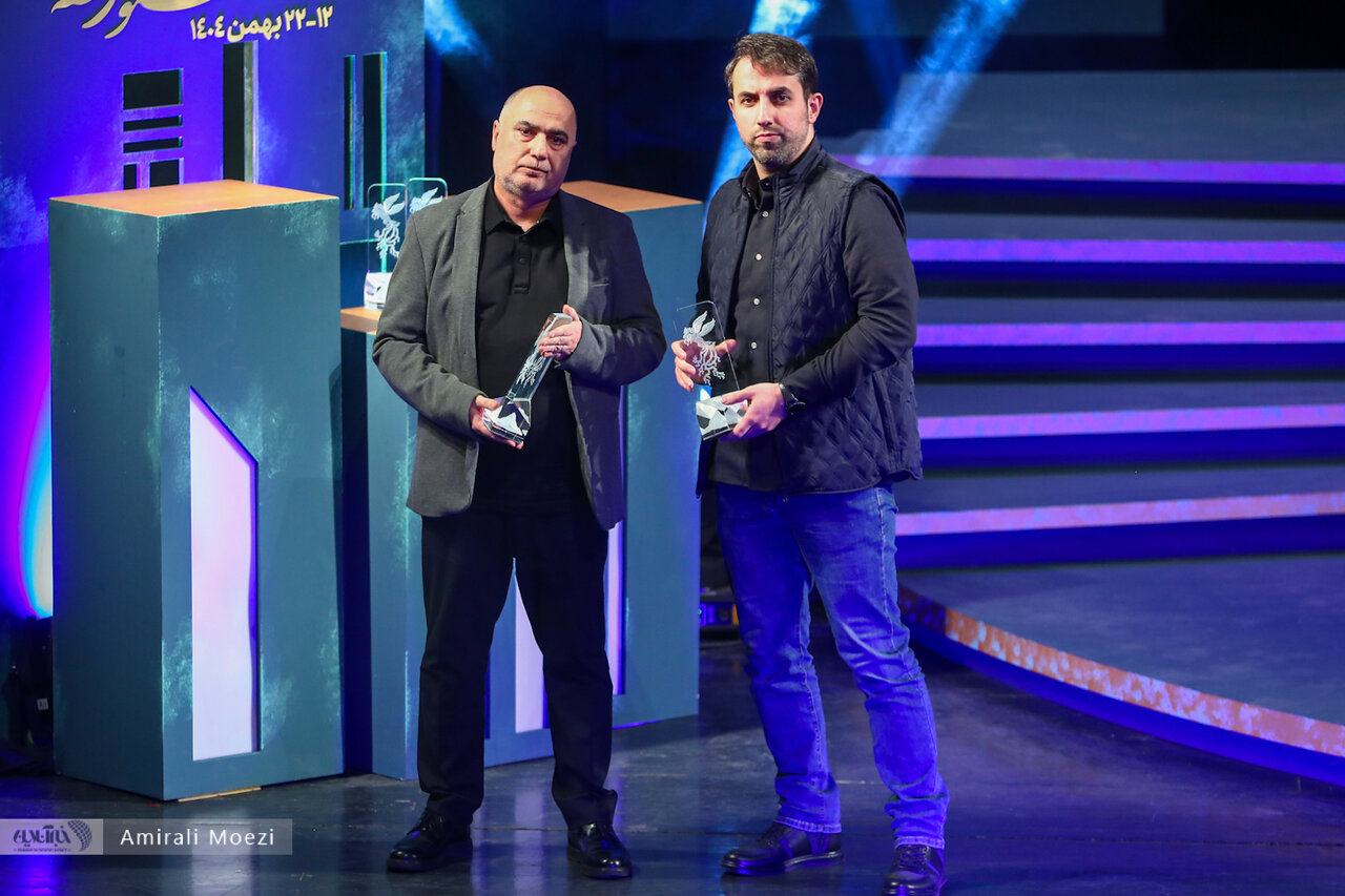 اهدای جوایز برندگان جشنواره فجر توسط پزشکیان اهدای جوایز برندگان جشنواره فجر توسط پزشکیان