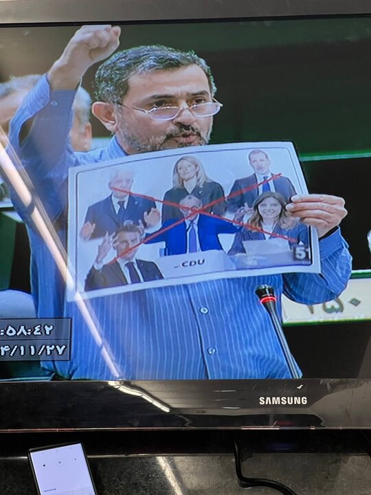 تصاویر چند تن از سران اروپایی در صحن مجلس پاره شد