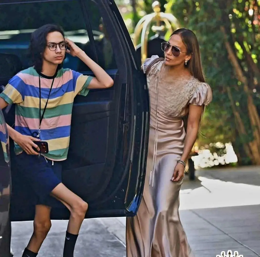 تصویر جدید از گردش جنیفر لوپز با پسرش تصویر جدید از گردش جنیفر لوپز با پسرش