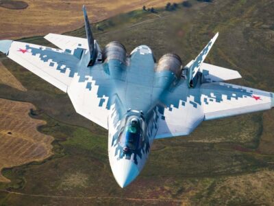 جنگنده روسی با فناوری پیشرفته در آسمان / سوخو-۵۷ به پرواز درآمد