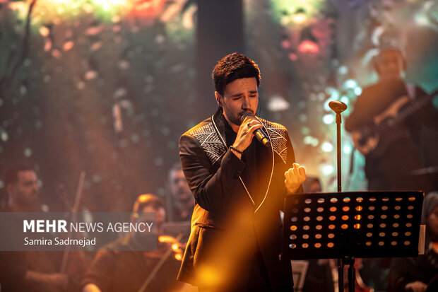 داستان احسان و «ماه من»؛ هوشمندی یک خواننده برای انتخاب مسیری سخت داستان احسان و «ماه من»؛ هوشمندی یک خواننده برای انتخاب مسیری سخت