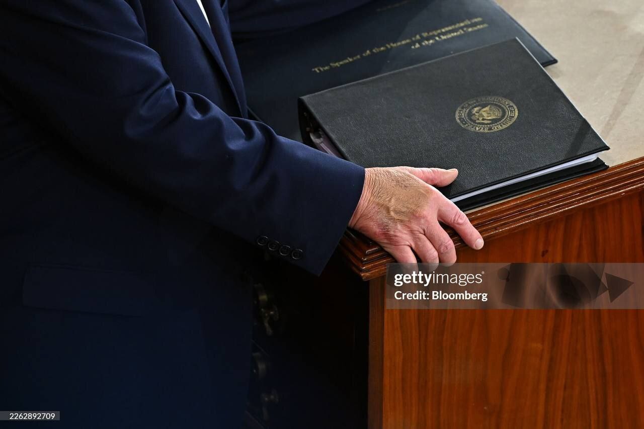 جزئیاتی که پنهان نماند / وضعیت دست ترامپ در سخنرانی کنگره آمریکا جزئیاتی که پنهان نماند / وضعیت دست ترامپ در سخنرانی کنگره آمریکا