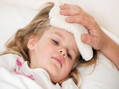 دوش آب سرد، کودک تب‌دار را وارد شوک می‌کند