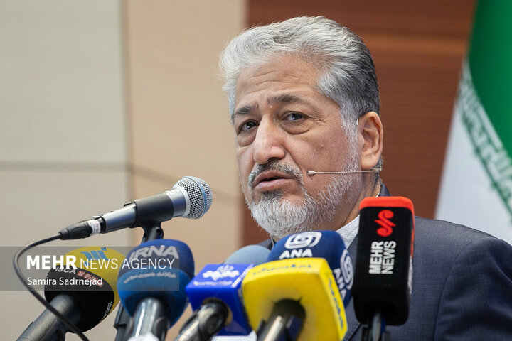 رئیس دانشگاه آزاد: فناوری وامگرفته شده، استقلال را میشکند