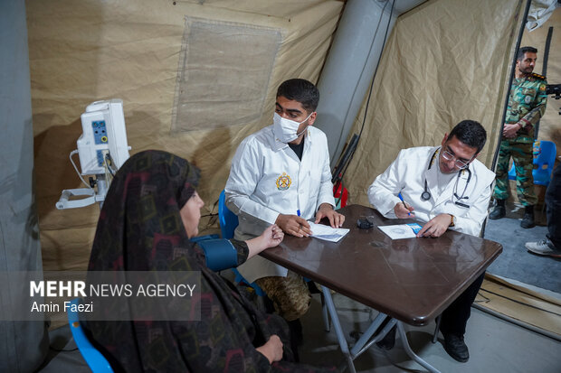 رزمایش ملی سلامت در حرم حضرت شاهچراغ(ع)؛ پزشکان جهادی پای کار مردم