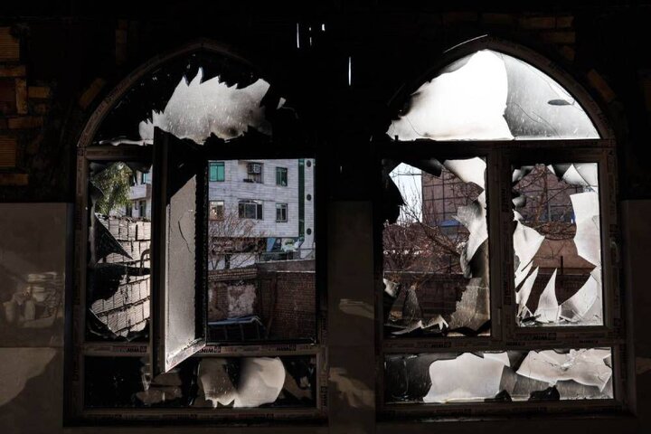 روایت تصویری ایثار در عکس «مسجد سوخته»؛ ردِ فداکاری بر فرش ماندگار شد!