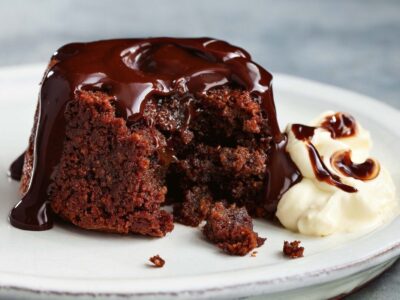 طرز پخت کیک شکلات داغ؛ بمب شکلاتی خوشمزه!